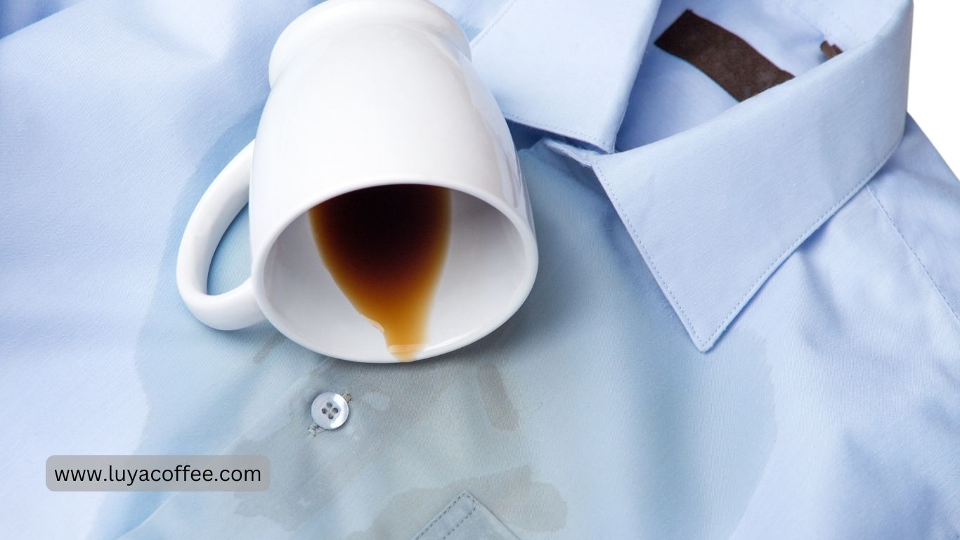 از بین بردن لکه قهوه روی لباس