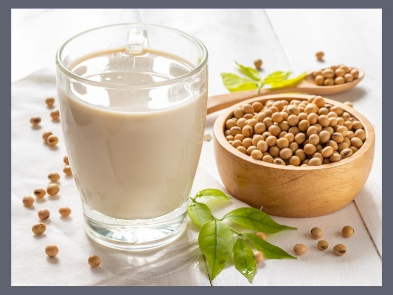 جایگزین‌ سالم برای شیر در قهوه: شیر سویا